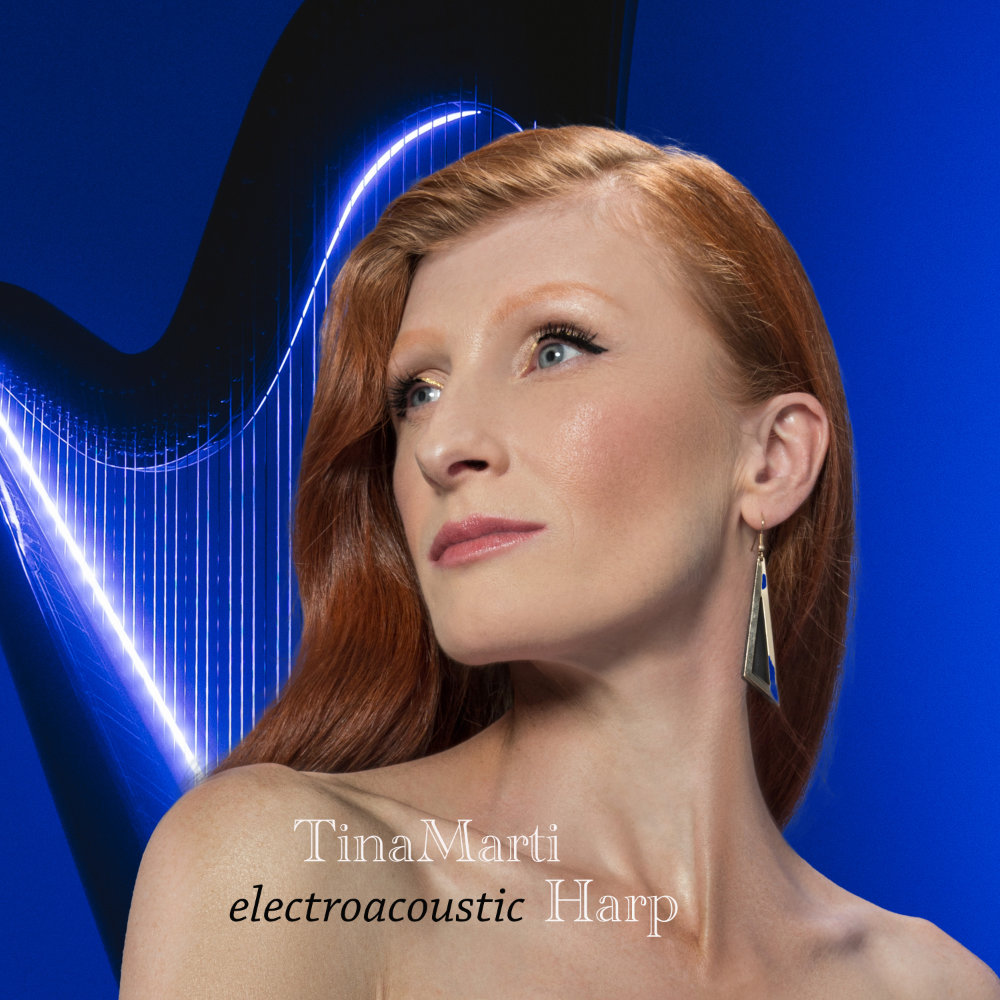Portrait von Martina Stock vor ihrer Harfe, die blaues Licht abgibt. Im unteren Biolddrittel der Schriftzug "TinaMarti electroacoustic harp"